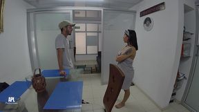padrastro cachondo de gran polla recibe una mamada fantastica de su hijastra cuando su madrastra no esta en casa. historia completa