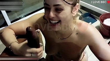 Corno de verdade leva sua esposa para sentar em uma rola grande e grossa - 24cm de rola BBC entrando na esposinha puta