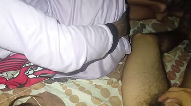 en pijama se tumba en la cama de mi hermanastro cachonda
