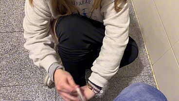 camarera hace mamada a su novio y le da culo
