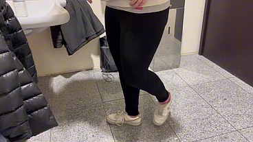 camarera hace mamada a su novio y le da culo