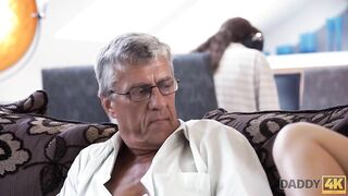 DADDY4K. Brünette befriedigt ihre sexuellen Bedürfnisse mit dem Fickstock von BFs Vater