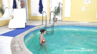 Lucky Lutro défonce le cul de Rebeca Kubi et Rebeka Ruby avant qu'elles ne lui sucent la bite.