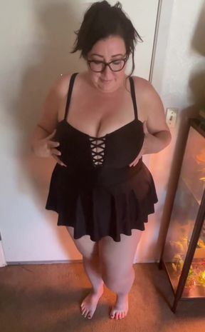 BBW Babe Takes Tits Out of Bathing Suit