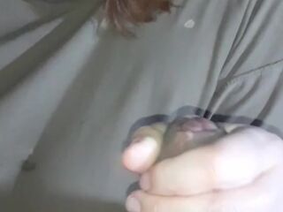 Le hago una paja mientras me tomo unos boy-friends