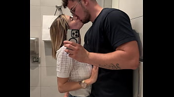 sono andata al centro commerciale a scegliere un vestito  e sono finita nei bagni a scopare con un passante