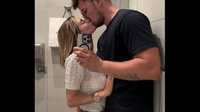 sono andata al centro commerciale a scegliere un vestito  e sono finita nei bagni a scopare con un passante