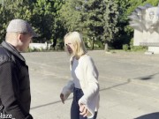 Facet publicznie proponuje mi IPHONA za zrobienie loda, zgodziłam się - POLSKIE PORNO