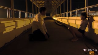 4k thai Fuck student on a footbridge at night. พานักศึกษากลับบ้านตอนดึก เงี่ยนเลยแวะเย็ดบนสะพาน