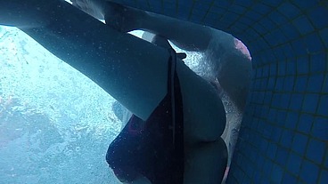Amateur pale skin redhead guy with hot smooth bum caught playing underwater in a public jacuzzi with a twink and then exposing his hairless ass alone - FULL VERSION