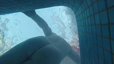 Amateur pale skin redhead guy with hot smooth bum caught playing underwater in a public jacuzzi with a twink and then exposing his hairless ass alone - FULL VERSION