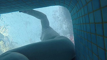 Amateur pale skin redhead guy with hot smooth bum caught playing underwater in a public jacuzzi with a twink and then exposing his hairless ass alone - FULL VERSION