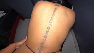 El encanto mi tatoo en la espalda y se corrió dentro mío