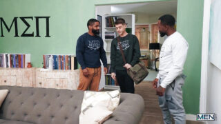 Mezirasové výstřik, honění, bez sedla, líbání, lízání, muž, svaly – domácí video s Joey Millsem, velkým černým penisem v zadku