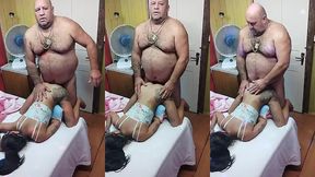 menina nova adora transar com esse velho porque ele sabe fazer ela gozar agora ela ta viciada so nisso