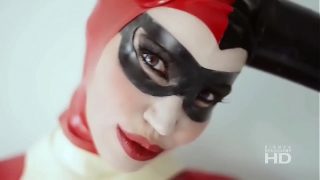 Peitos Enormes Harley Quinn Cosplayer Decapagem E Se Masturbando