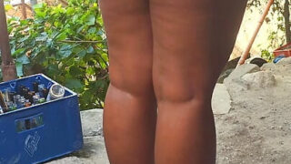 身材火辣的拉丁裔少女拥有丰满的臀部，被她的男友深喉爆菊。