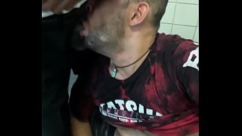 Depois do expediente na f&aacute_brica aquela putaria no vestiario! - Parte 01