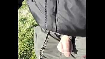 Pipi exhib et Branlette dans les marais, vid&eacute_o compl&egrave_te non flout&eacute_e.