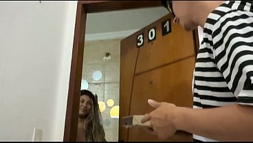 Entregador de delivery faz entrega e fode com morena gostosa que estava sozinha em casa