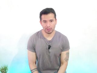 Vaquero Ranchero le rellena el culo a jovencito a pelo en los baños del salon de la fiesta! relato