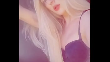 Lafemme trans Blond br&eacute_silienne