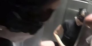 il m ejacule sur le visage dans l ascenseur