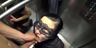 il m ejacule sur le visage dans l ascenseur