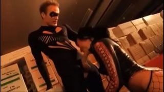 Cosplayer di supereroine che succhia cazzi e scopa in un magazzino