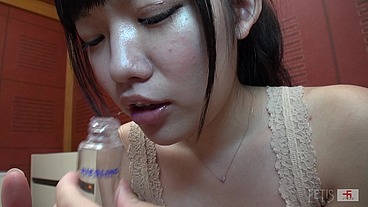 sniffing pretty girl 19 years old first shot! Completely amateur editing not done to others(dog-11/FETIS.JP)