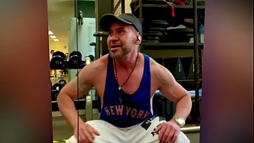 Hombre prostituto heterosexual acepta hacer porno gay y lo humillan como puta sumisa en castidad