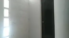 Gym beauty gets it on in the locker room