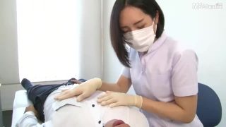 Cosplayer dentista fa una sega al paziente indossando maschera e guanti di lattice