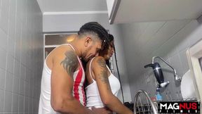 fodendo o cu da minha gostosa na cozinha