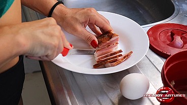 EGGS WITH BACON WITH MASTURBATION AND COME AT THE END! THE MOST TOP ACTRESS IN BRAZIL- MELODY ANTUTES -