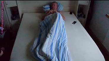Dicker MILF Besuch am Totensonntag 1 ** Ausziehen - Streicheln **