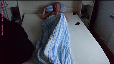 Dicker MILF Besuch am Totensonntag 1 ** Ausziehen - Streicheln **