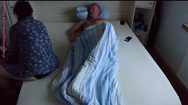 Dicker MILF Besuch am Totensonntag 1 ** Ausziehen - Streicheln **