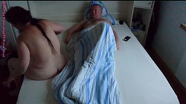 Dicker MILF Besuch am Totensonntag 1 ** Ausziehen - Streicheln **