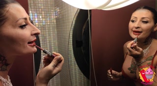 Mentre si trucca, milf gioca col suo culetto e controlla se la sua figa è umida