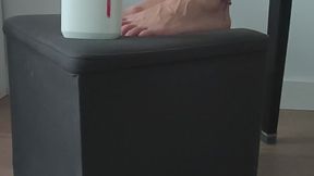 Me pongo unas medias elegantes y sexys, y después me unto cremita por mis piernas de pricesa