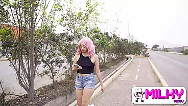 Hermosa chica con el pelo rosado me acompaña al departamento para follar