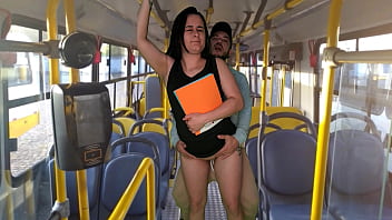 Estudante &eacute_ fodida dentro do &ocirc_nibus em publico!