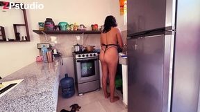 mi sexy hermanastra cocina en tanga por que pierde apuesta y le chupo el culo y le meto la verga