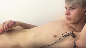 Sexy ass buddy puts earbuds on and faps sol