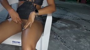 Pequena Typhany sem calcinha no bar
