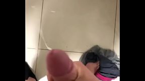 Chileno jovencito se corre mucha leche antes de la ducha parte 3