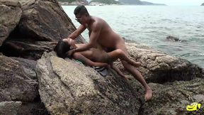 ed j. e flagrado com uma banhista na praia do eden - hellen eloa