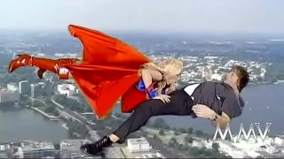 Kelly Trump verkleed als Supergirl terwijl ze een penis zuigt en vliegt.