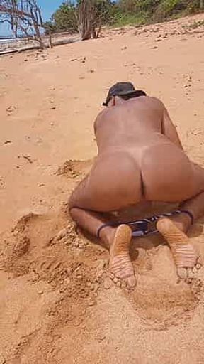 Ladysilva na praia tirando o bikini para exibir sua bunda gostosa bronzeada com marquinha sexy